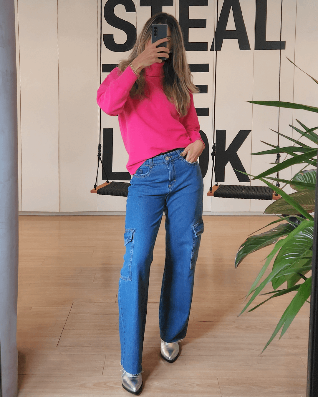 It girls - looks estilosos, suéter rosa, calça jeans cargo - looks estilosos - Inverno - Street Style - https://stealthelook.com.br