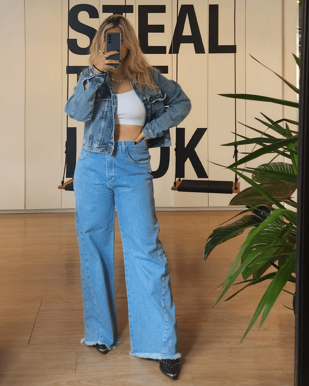 It girls - looks estilosos, all jeans, jaqueta jeans, calça jeans - looks estilosos - Inverno - Street Style - https://stealthelook.com.br