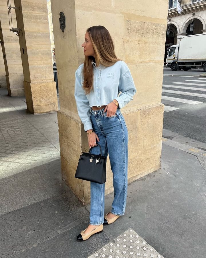 It girls - mom jeans, camisa jeans, all jeans, sapatilha - mom jeans - Inverno - Street Style - https://stealthelook.com.br