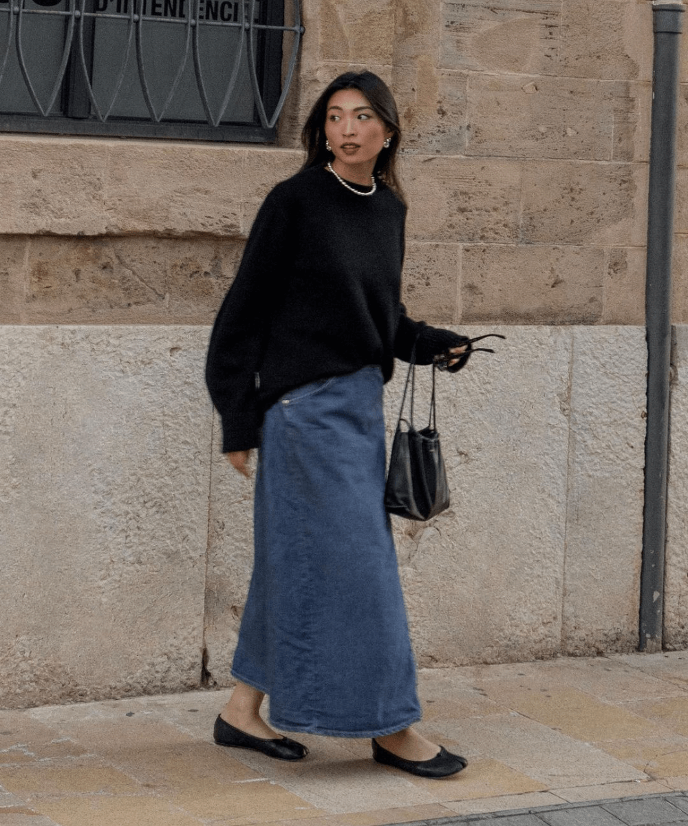 Michelle Lin - saia longa jeans, trico preto e sapatilha preta - looks com jeans - inverno - mulher asiática andando na rua - https://stealthelook.com.br