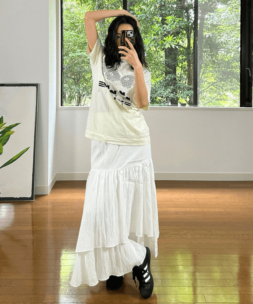 Emma Jang - saia branca longa, t-shirt oversized estampada branca e tênis preto da adidas - saia branca longa - verão - foto na frente do espelho - https://stealthelook.com.br