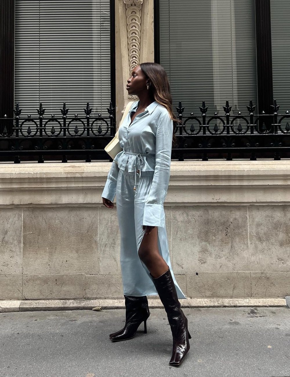 Danielle Oreoluwa Jinadu - conjunto e bota - Conjunto de saia e blusa elegante - outono - street style - https://stealthelook.com.br