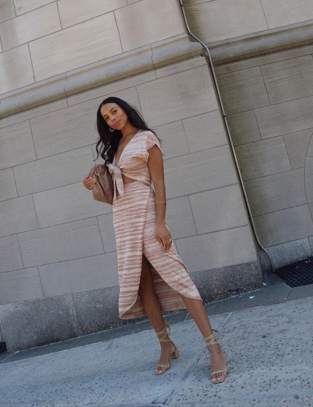 Janelle Marie Lloyd - conjunto, sandália e bolsa - Conjunto de saia e blusa elegante - verão - street style - https://stealthelook.com.br