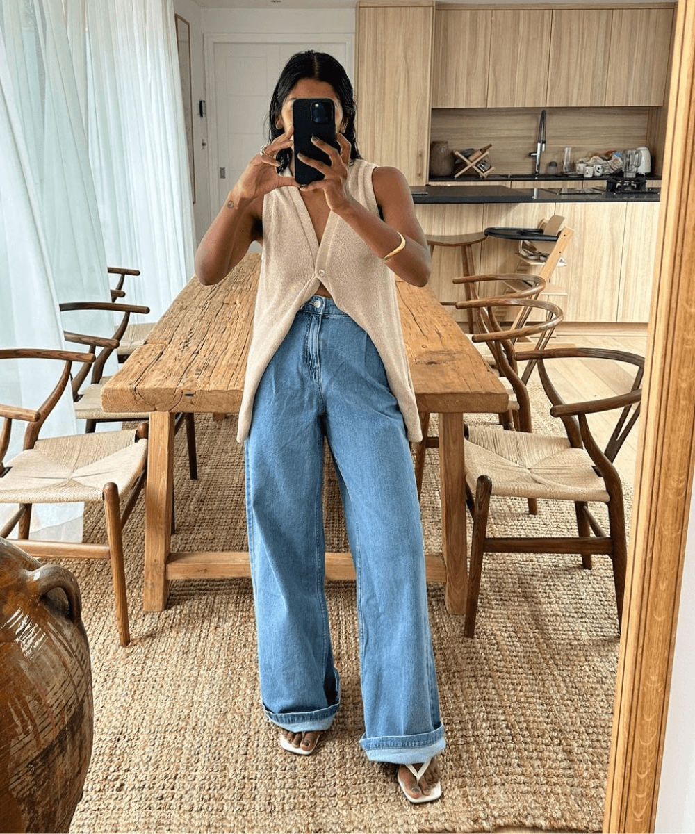 @monikh - calça jeans larga e colete de tricot bege - looks fáceis - verão - foto na frente do espelho - https://stealthelook.com.br