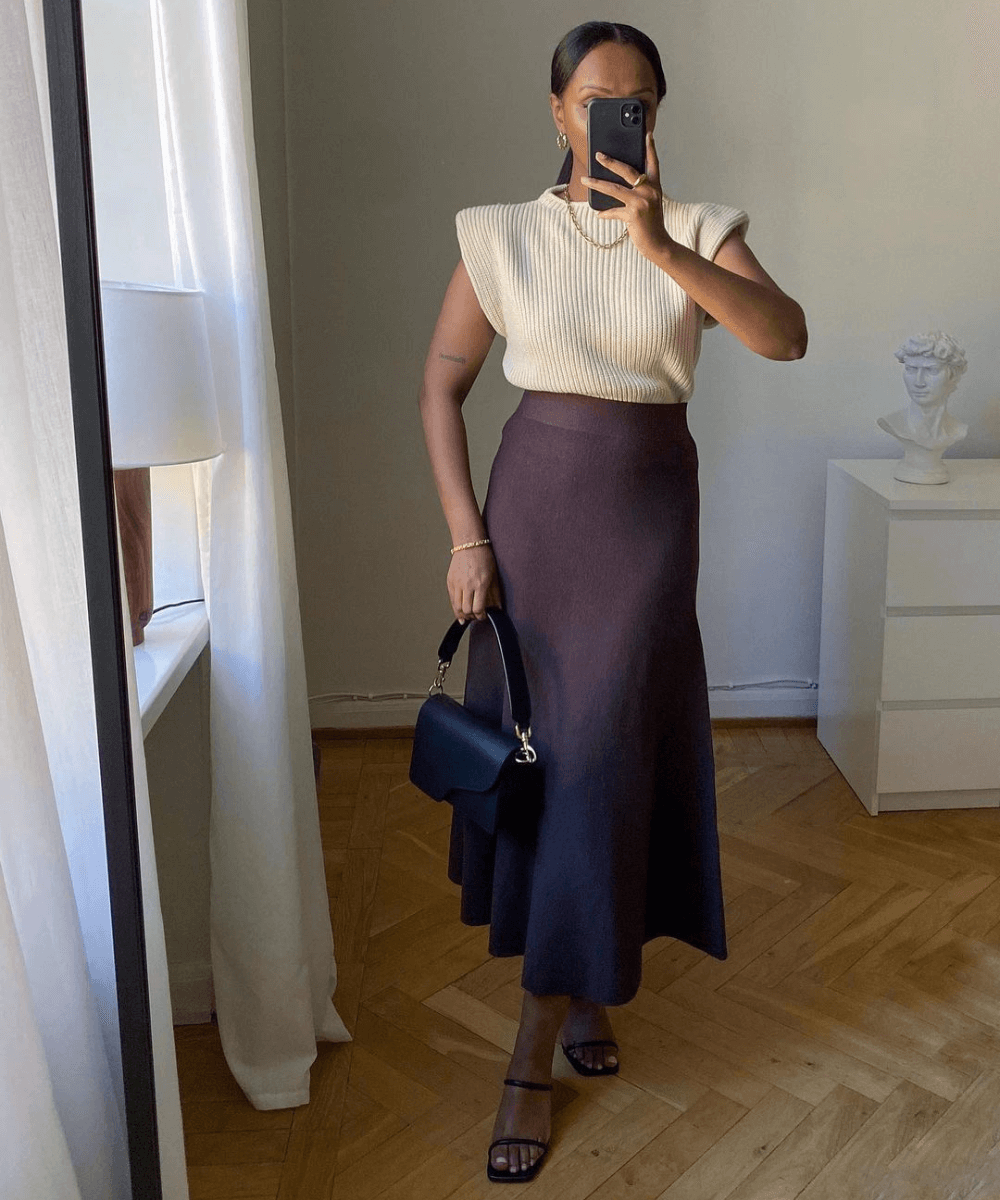 @femmeblk - saia lápis midi marrom, blusa bege de tricô e sandália preta de salto - look de trabalho - outono - foto na frente do espelho - https://stealthelook.com.br