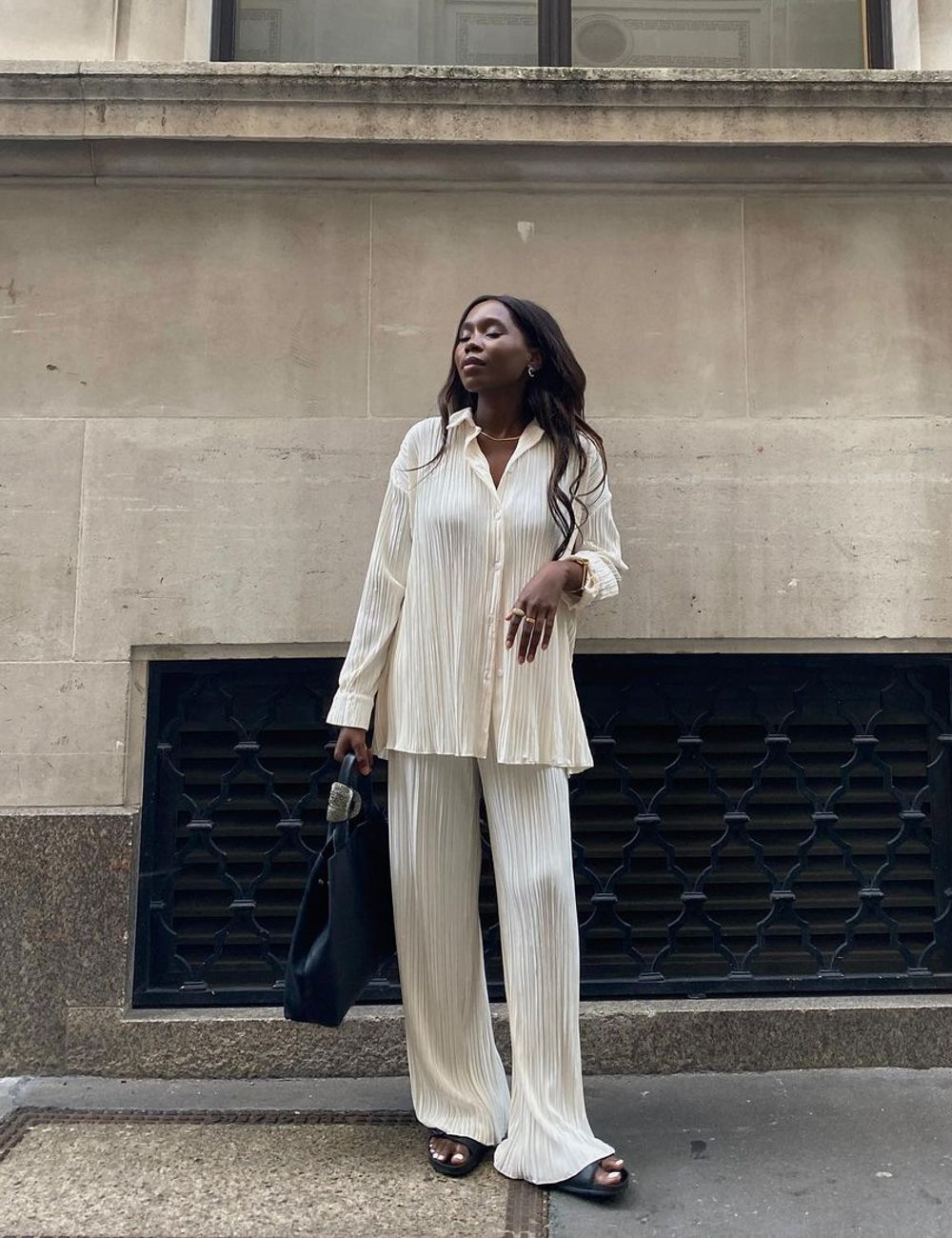 Danielle Oreoluwa Jinadu - conjunto camisa e calça - estilo elegante - inverno - street style - https://stealthelook.com.br