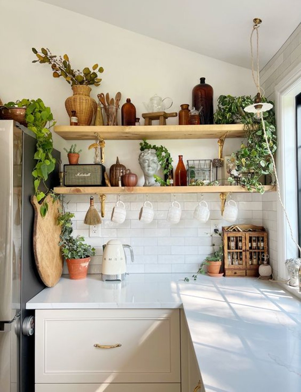 Cozinha decorada - xícaras  - prateleira na cozinha - decor - casa - https://stealthelook.com.br