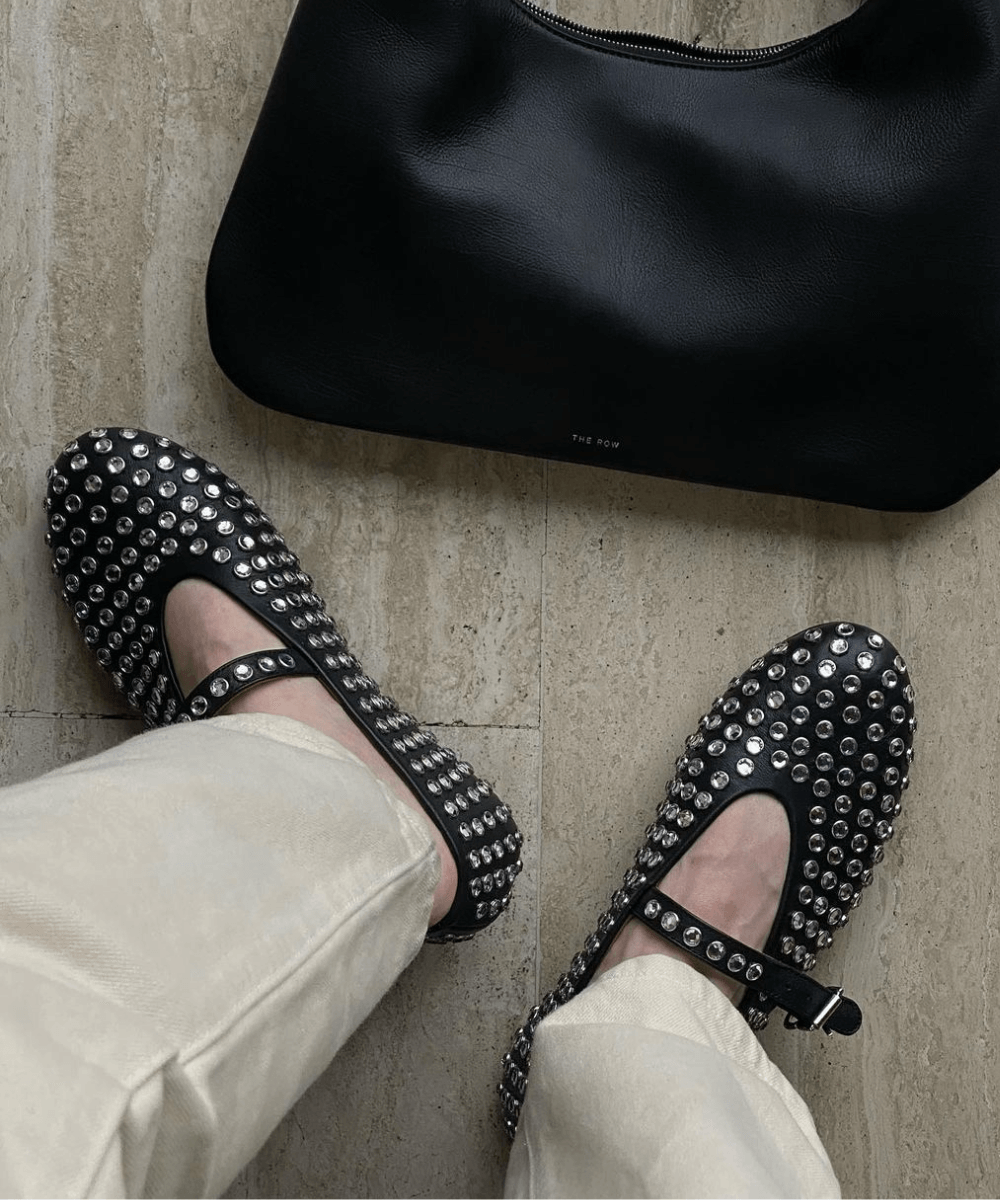 Carina Nicklas - sapatilha preta com strass da alaia - sapatilha tendência - verão - foto de um calçado preto - https://stealthelook.com.br