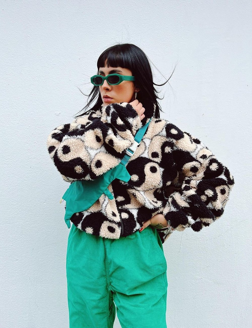 Maria Montoya - casaco, calça e óculos - termos de moda - inverno - street style - https://stealthelook.com.br