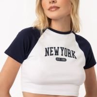 camiseta baby look new york off white