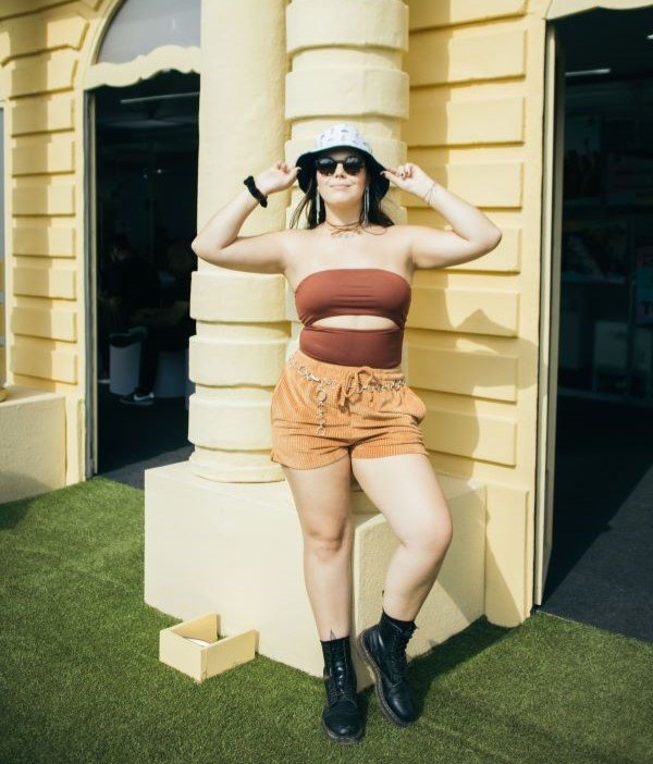 Gabriela Rezende - tomara que caia, coturno, bucket hat - bucket hat - verão - festival de música - https://stealthelook.com.br