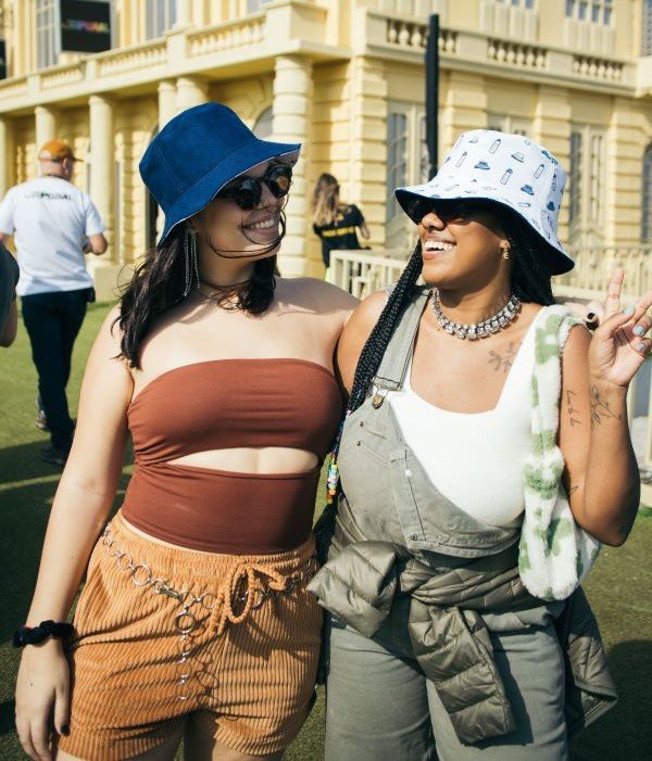 Gabriela Rezende e Karen Merylin - bucket hat, macacão, tomara que caia - bucket hat - verão - festival de música - https://stealthelook.com.br