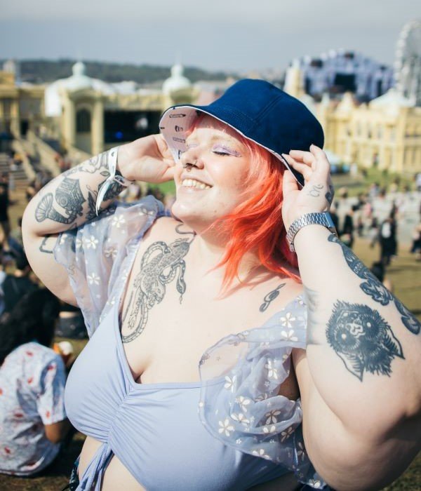 Julia Vecchi - regata e bucket hat - bucket hat - verão - festival de música - https://stealthelook.com.br