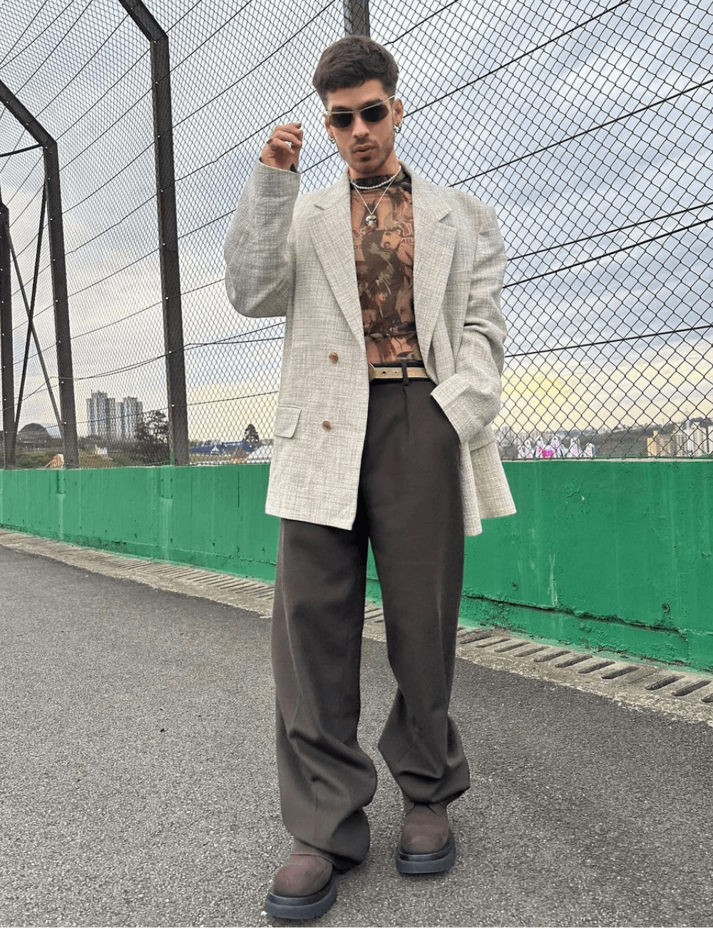 João Guilherme - calça, blazer oversized e bota - The Town - inverno - homem posando em pé na rua usando óculos de sol - https://stealthelook.com.br