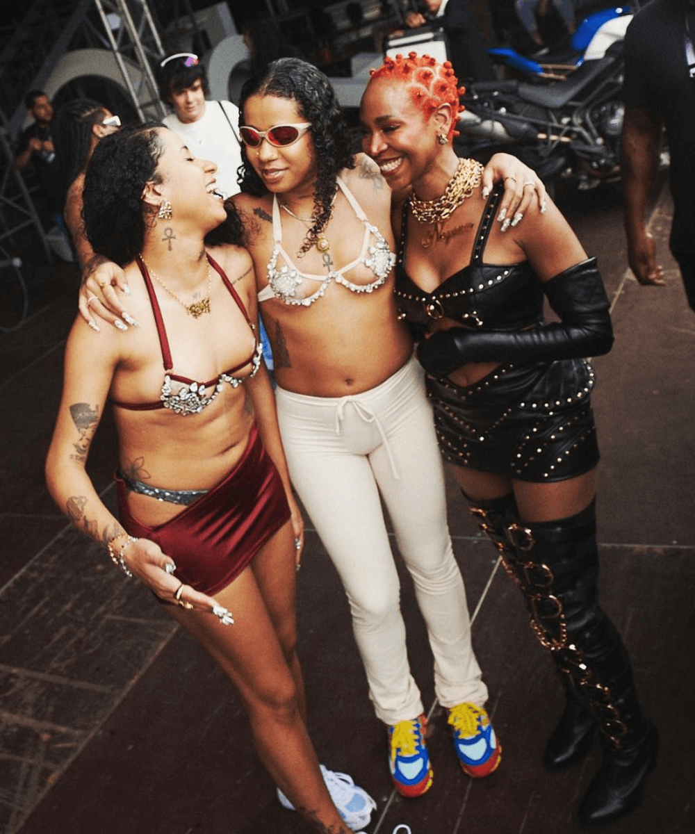 Tasha e Tracie, Karol Conká - roupas diversas - The Town - inverno - três mulheres negras juntas sorrindo - https://stealthelook.com.br