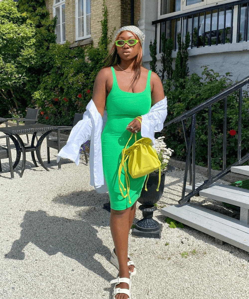 Nnenna Echem - vestido verde, camisa branca e papete branca - looks com papete - verão - mulher negra em pé na rua usando óculos de sol - https://stealthelook.com.br