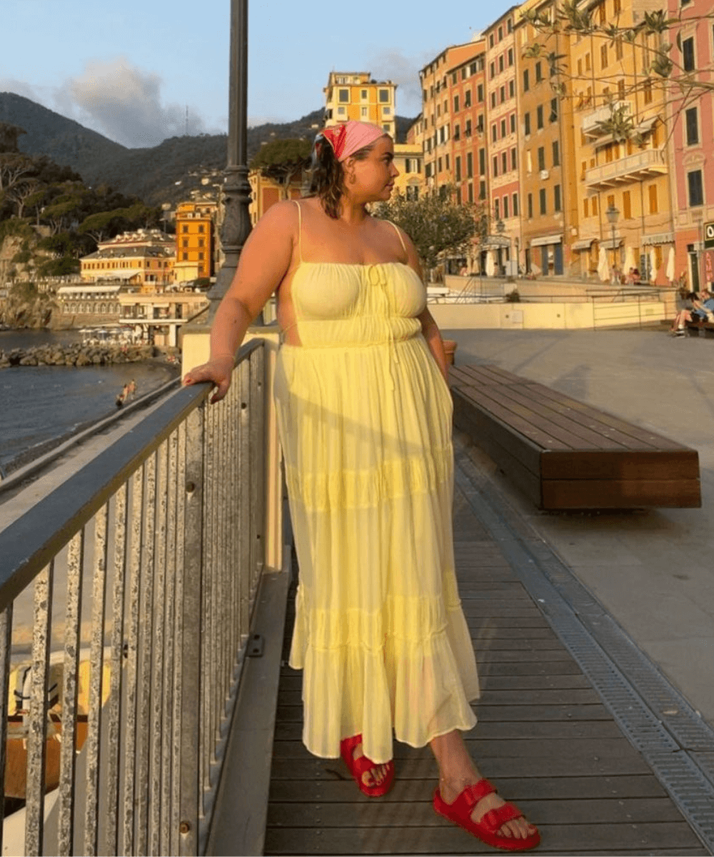 @francescaperks - vestido longo amarelo, papete vermelha e lenço na cabeça - looks com papete - verão - mulher em pé na rua olhando para o lado - https://stealthelook.com.br