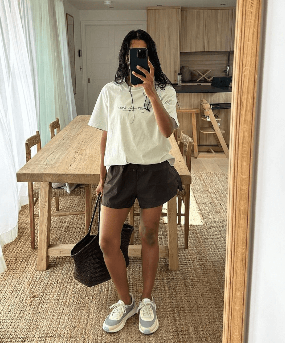 @monikh - shorts, t-shirt oversized, tênis e bolsa de mão - looks com shorts - verão - foto na frente do espelho - https://stealthelook.com.br