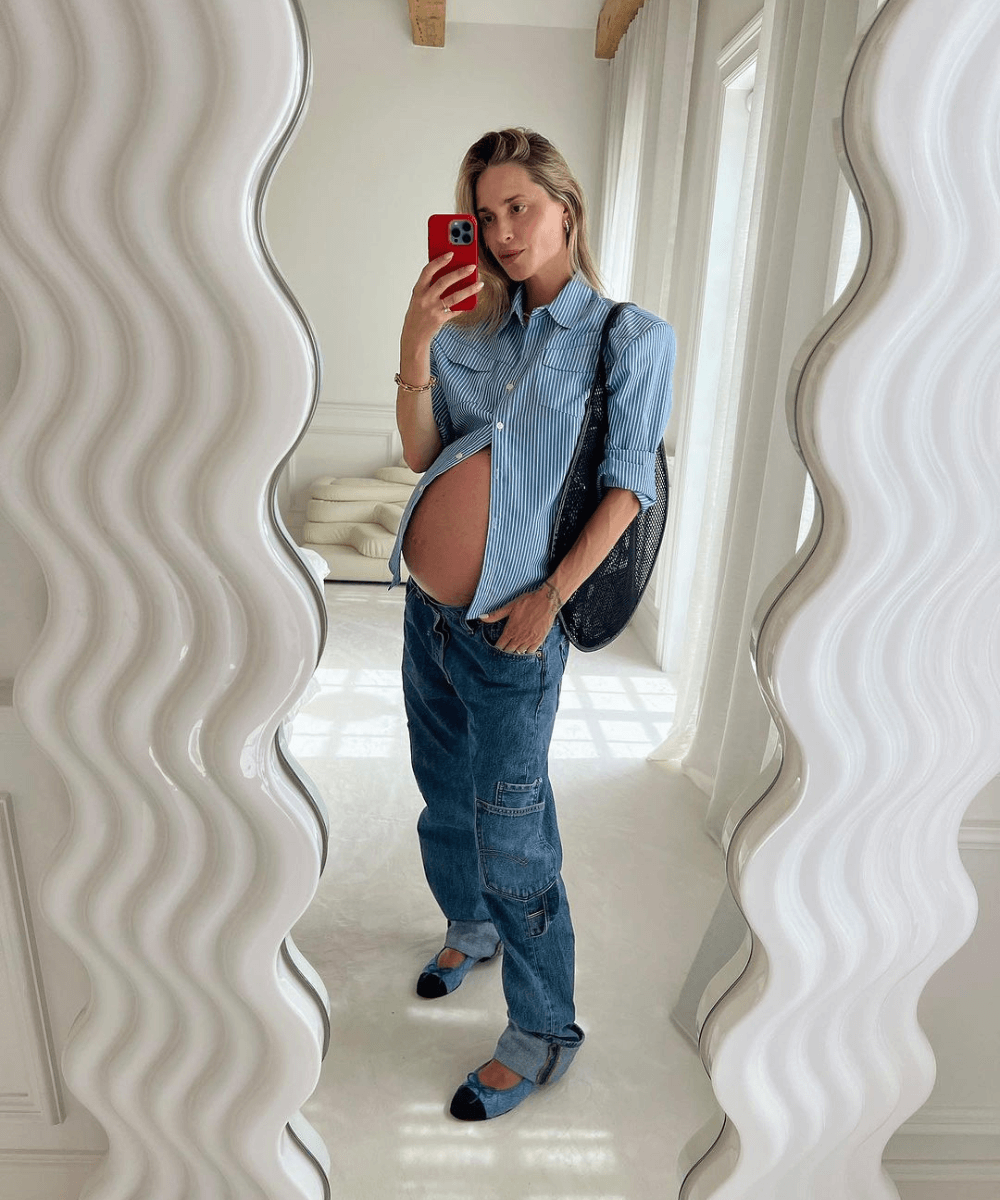 Pernille Teisbaek - calça jeans, camisa azul listrada e sapatilha - Pernille Teisbaek - primavera - foto na frente do espelho - https://stealthelook.com.br