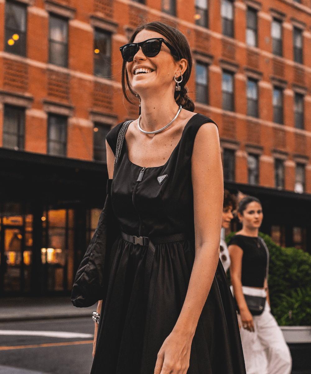 Manuela Bordasch - vestido curto prada preto e óculos de sol rayban - looks da fashion week - verão - mulher em pé na rua usando óculos de sol - https://stealthelook.com.br