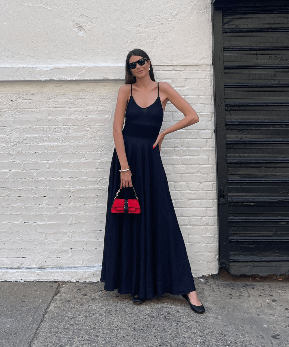 Manuela Bordasch - vestido preto longo e óculos escuro rayban - looks da fashion week - verão - mulher em pé na rua usando óculos de sol - https://stealthelook.com.br