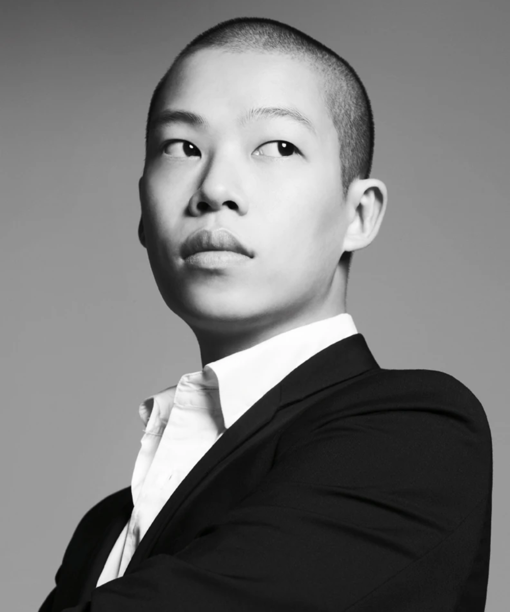 Jason Wu - terno preto - asiáticos na moda - inverno - foto de rosto em preto e branco - https://stealthelook.com.br