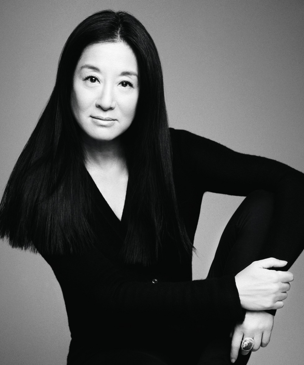 Vera Wang - blusa de manga longa preta - asiáticos na moda - inverno - foto de meio corpo em preto e branco - https://stealthelook.com.br