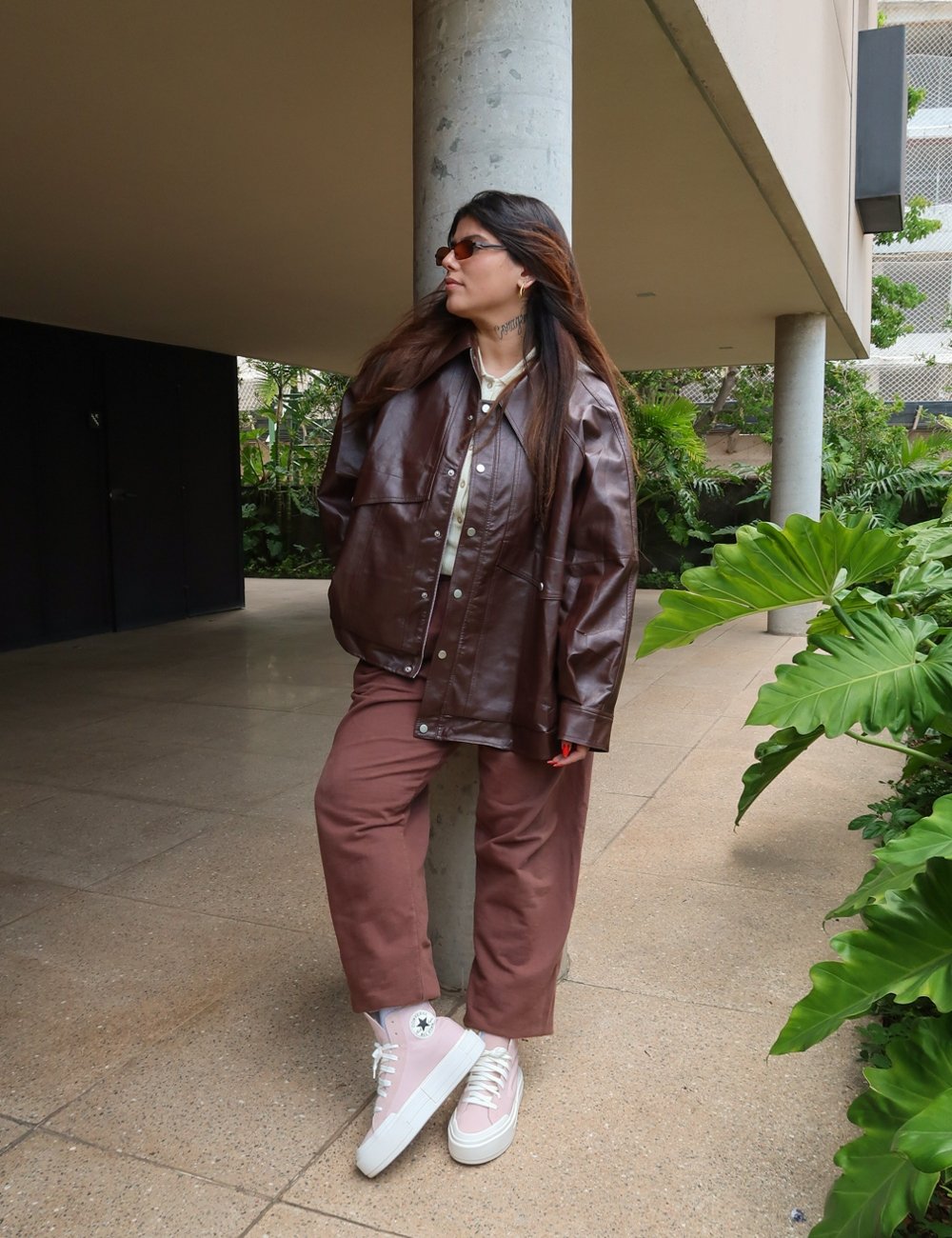 Vitória Estácio - jaqueta e calça - tênis estiloso - converse - street style - https://stealthelook.com.br