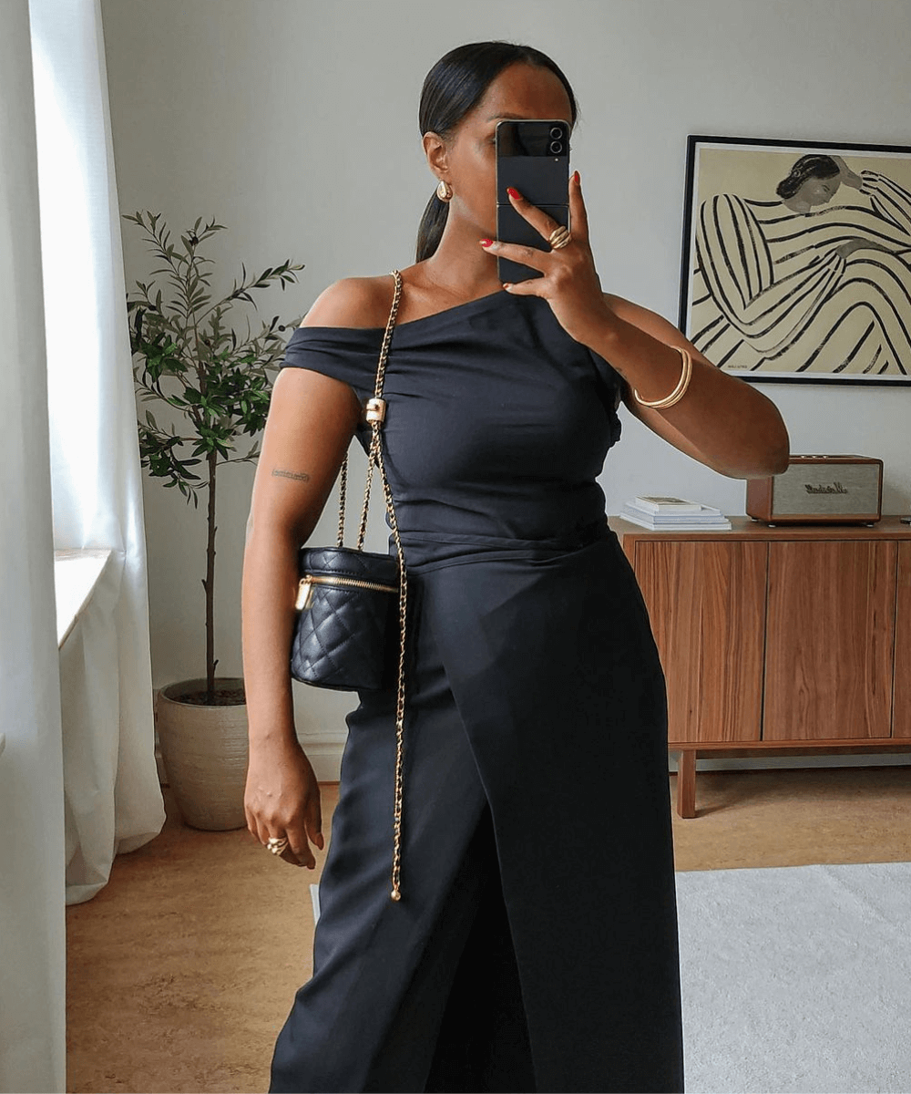 @femmeblk - saia preta, blusa preta drapeada e óculos de sol - anos 2000 - verão - mulher negra tirando foto no espelho - https://stealthelook.com.br
