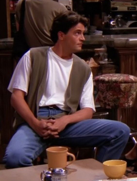 Chandler Bing - calça jeans, camiseta branca, colete - anos 90 - outono - série Friends - https://stealthelook.com.br