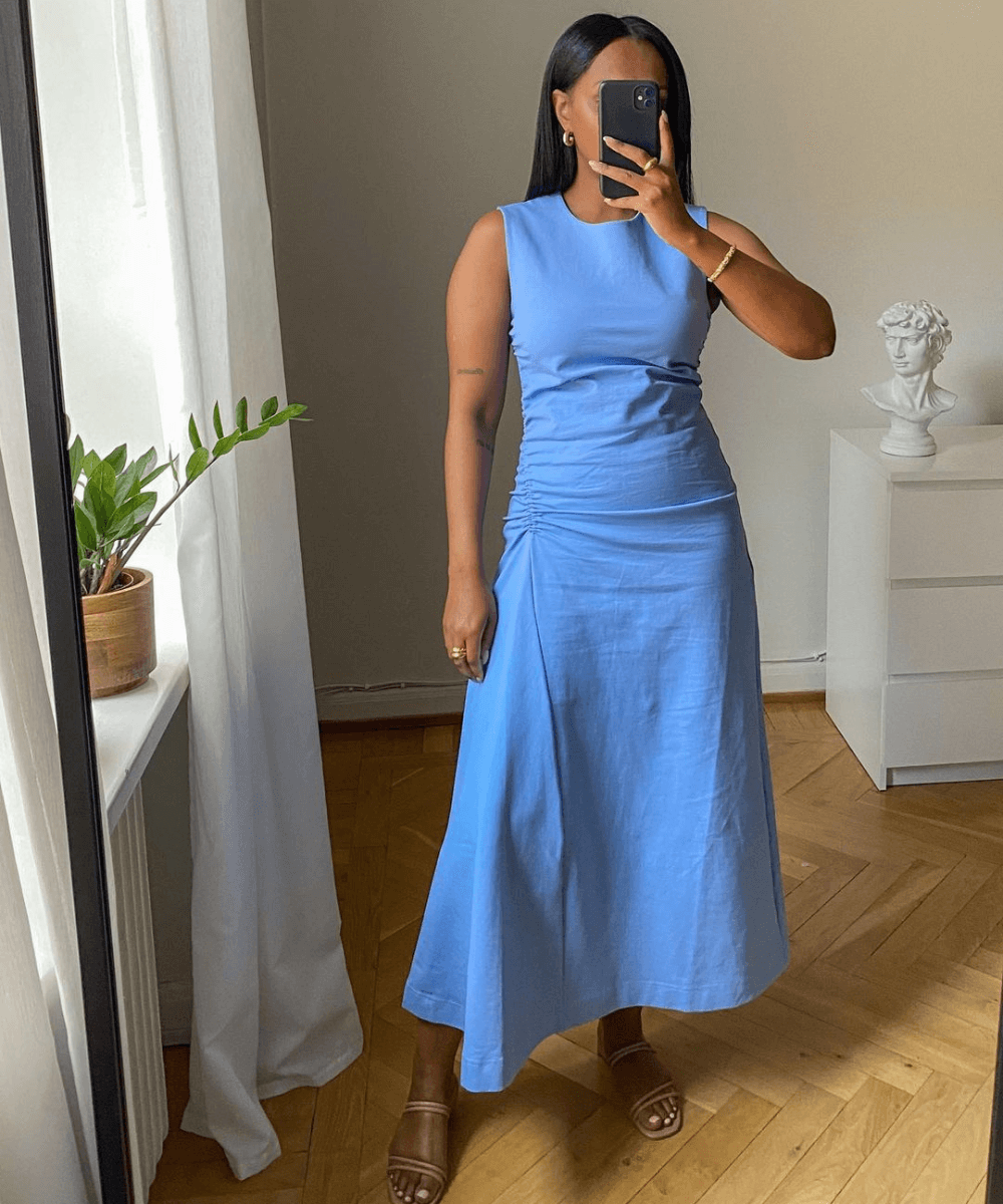 @femmeblk - vestido midi regata azul claro e sandáias - cor tendência - primavera - mulher negra tirando foto no espelho - https://stealthelook.com.br
