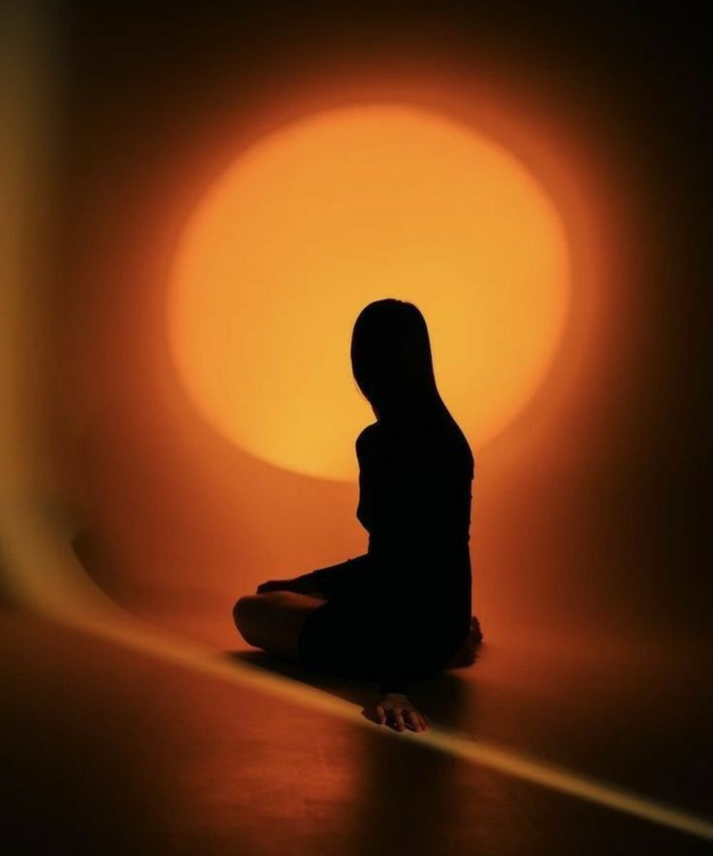 N/A - N/A - Eclipse solar de sábado - primavera - Foto de uma silhueta de mulher parada em frente a uma luz redonda simulando o sol - https://stealthelook.com.br