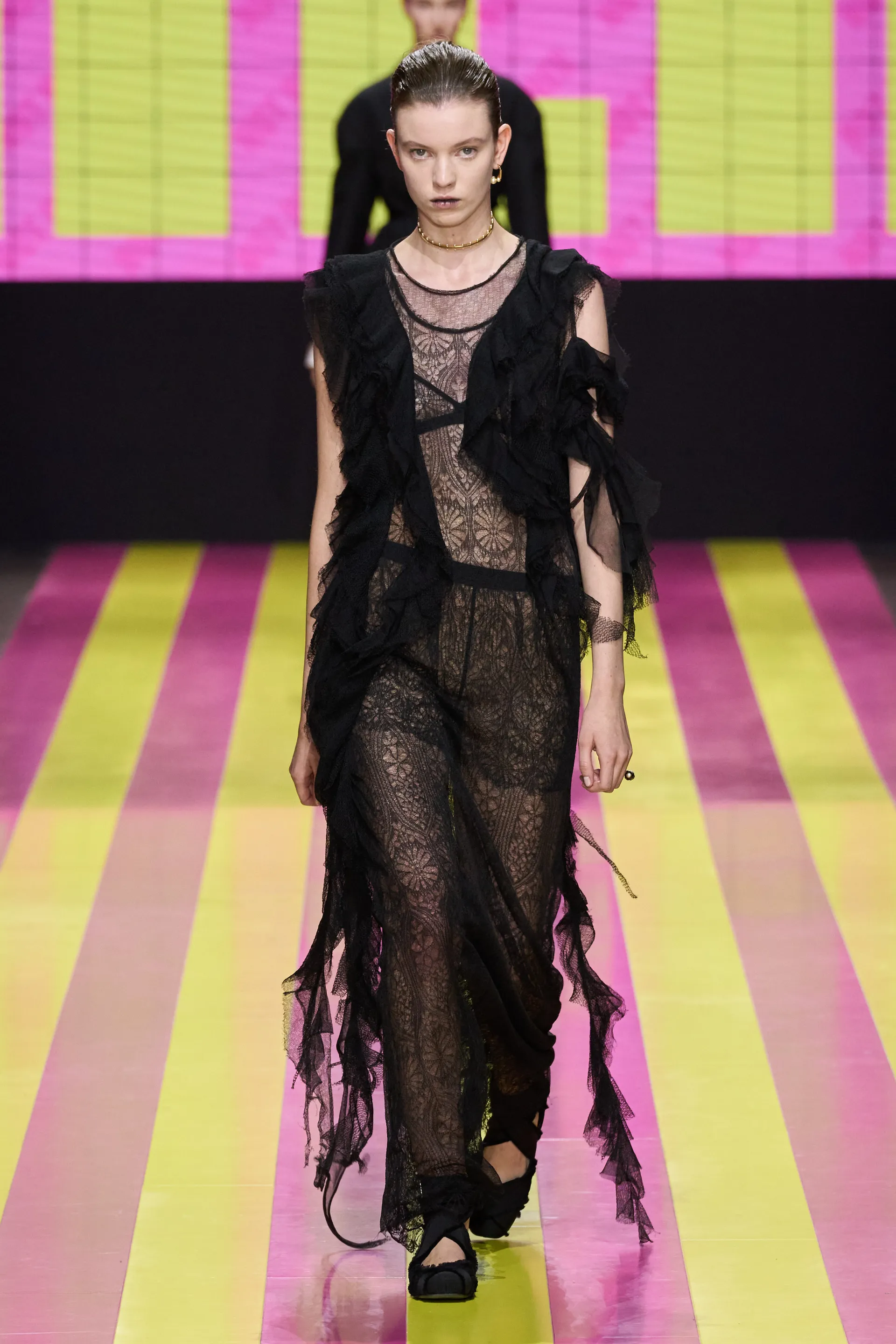 modelo - vestido de renda - lingerie - primavera verão - paris fashion week - https://stealthelook.com.br