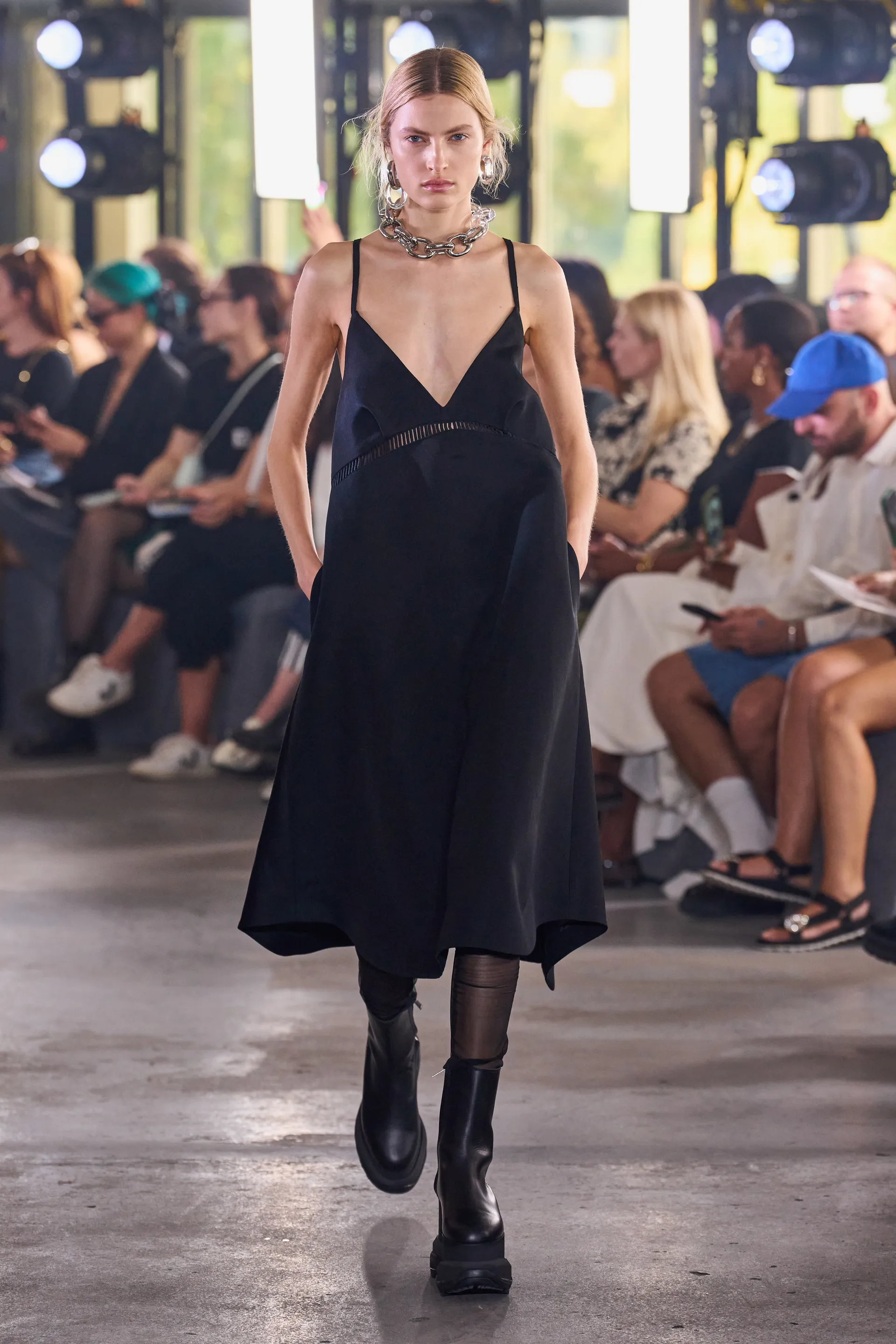 modelo - slip dress preto - slip dress - primavera verão - paris fashion week - https://stealthelook.com.br