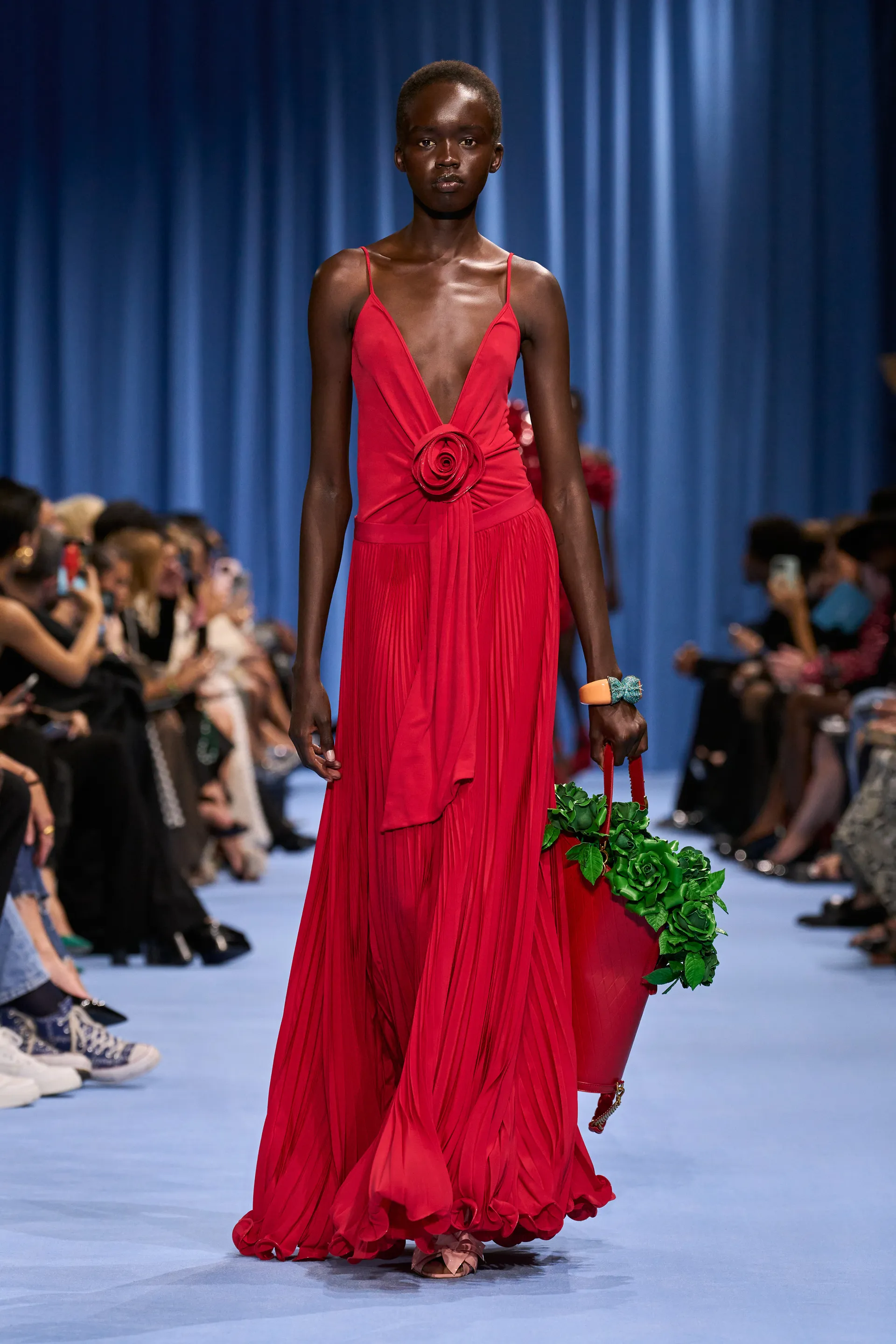 modelo - slip dress vermelho - slip dress - primavera verão - paris fashion week - https://stealthelook.com.br