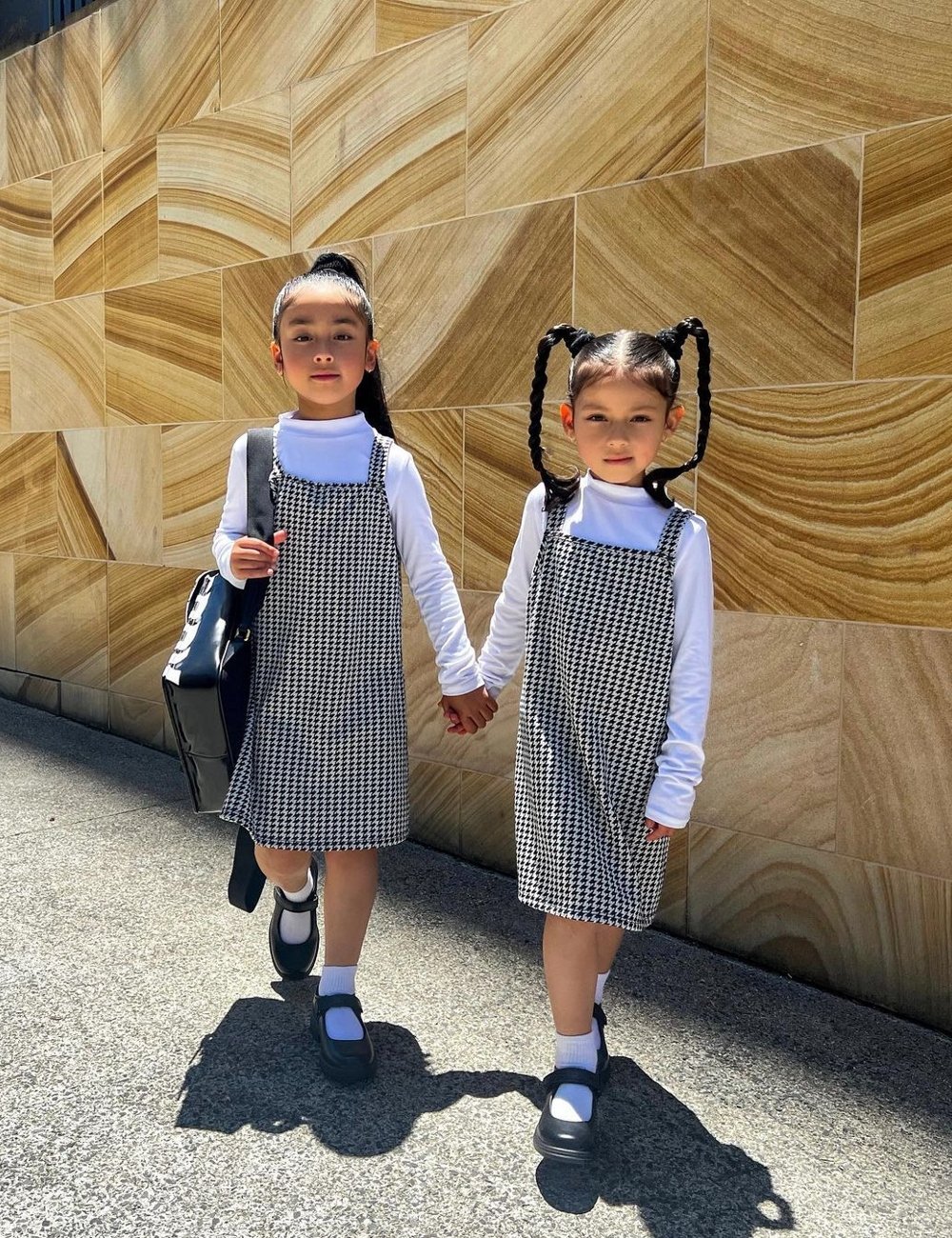 Mia & Tatiana  - vestido, blusa e mary jane - looks de criança - inverno - street style - https://stealthelook.com.br