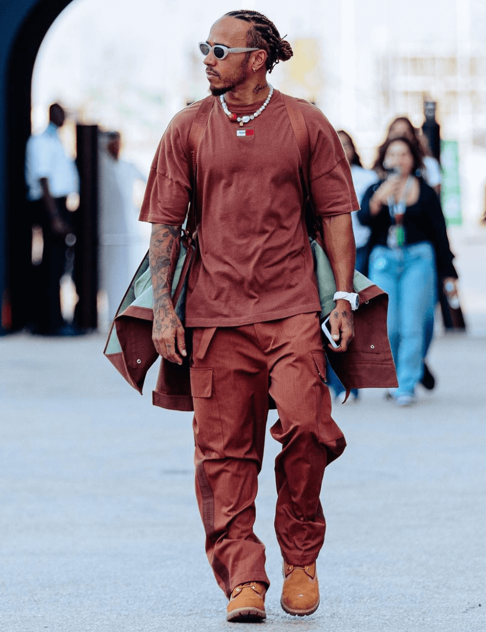 Lewis Hamilton - Look monocromático terracota e óculos de sol  - Lewis Hamilton - verão - homem negro usando óculos de sol andando na rua - https://stealthelook.com.br