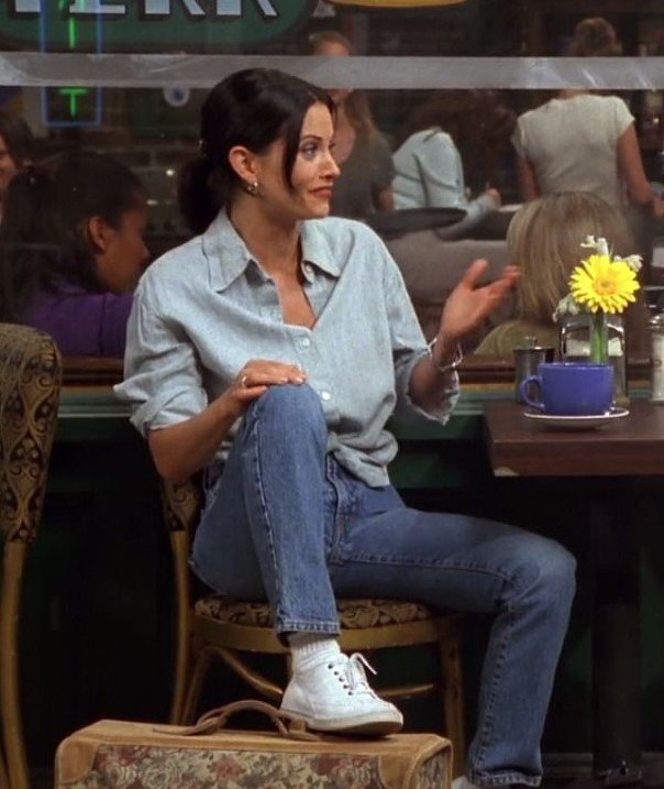 Monica Geller - calça jeans, camisa de botão, tenis branco - jeans e camisa - outono - série Friends - https://stealthelook.com.br