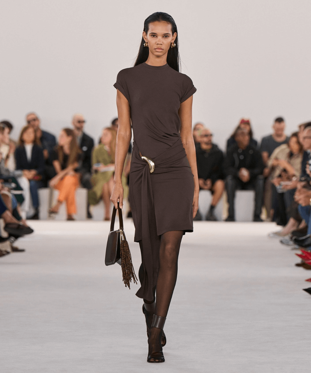 Ferragamo - vestido marrom longo, meia-calça, sandália marrom e bolsa marrom grande - Marrom - primavera - modelos andando na passarela - https://stealthelook.com.br