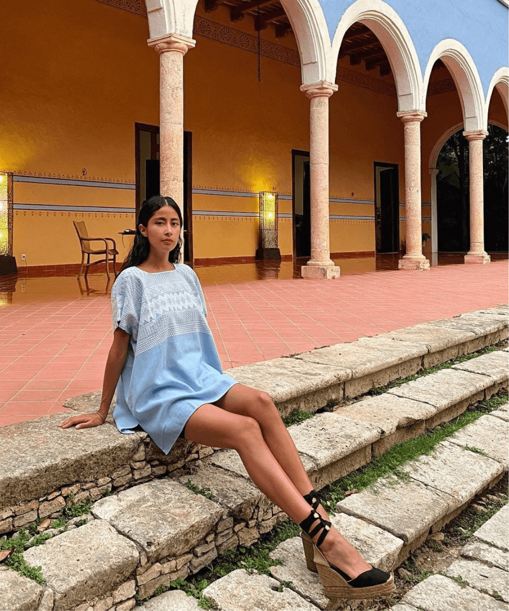 @dennielias - vestido curto azul e spadrilles - sandálias da moda - verão - mulher morena sentada em uma escada no chão com as pernas esticadas - https://stealthelook.com.br