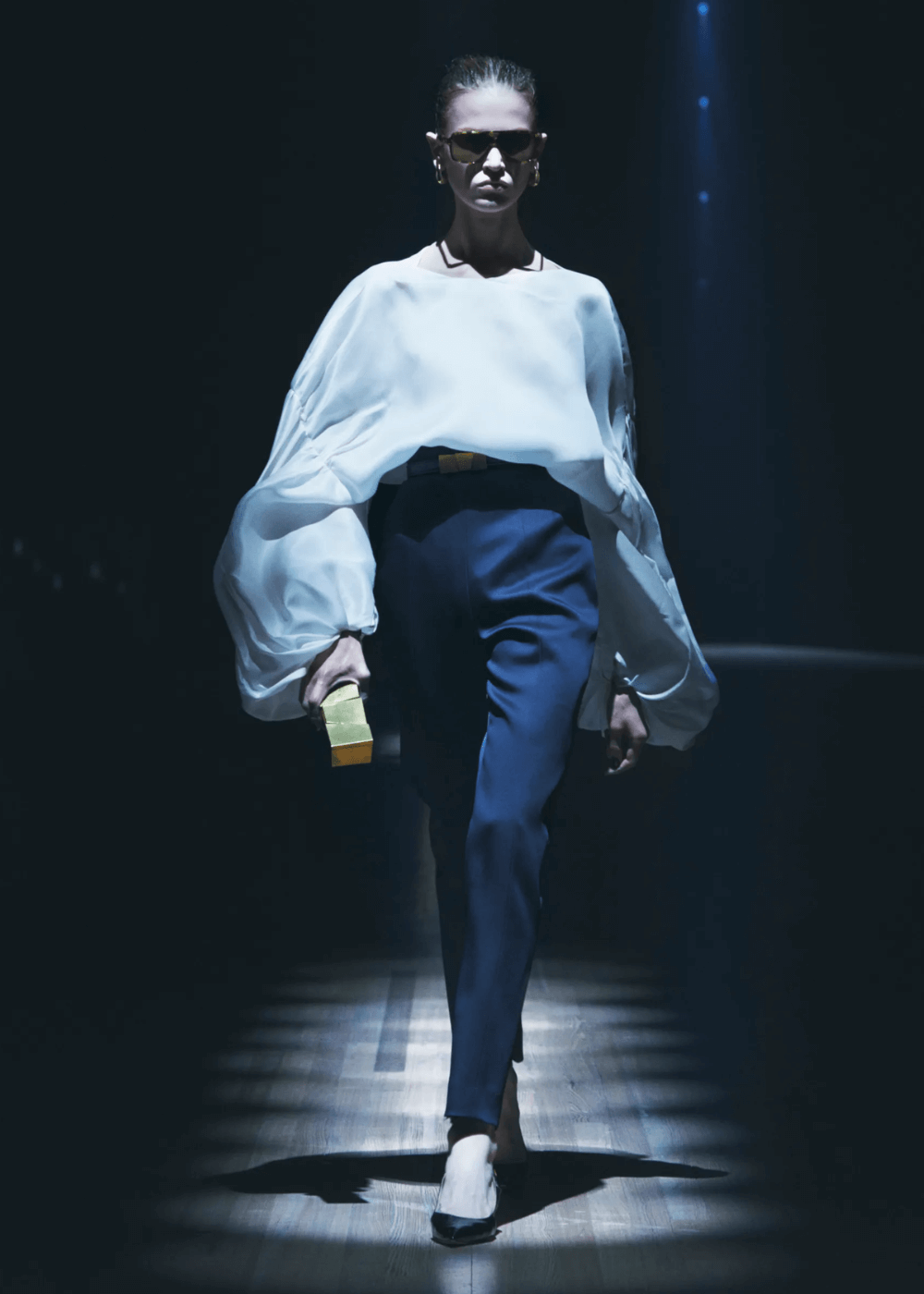 Khaite - blusa bufante e calça - Primavera/Verão 2024 - verão - modelo andando na passarela - https://stealthelook.com.br