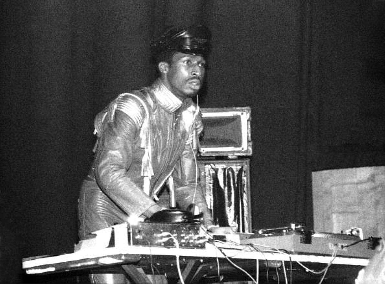 DJ Grandmaster Flash - hip hop - dia do hip hop - moda - cultura negra - https://stealthelook.com.br