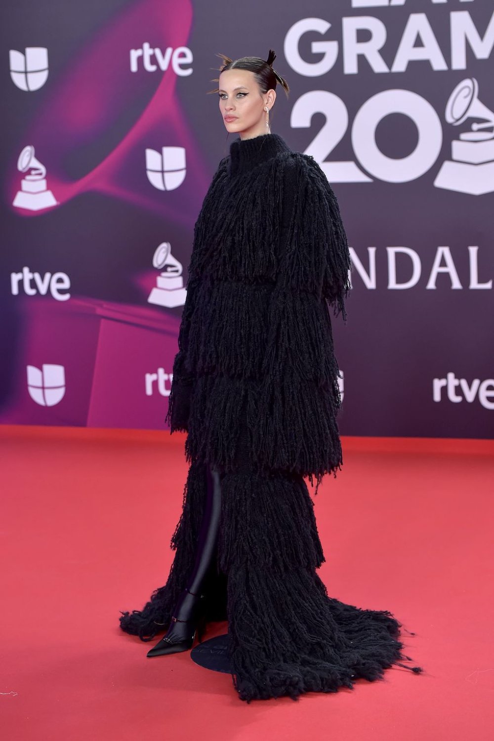 Milena Smit - Saint Laurent - Grammy Latino 2023 - look - red carpet - https://stealthelook.com.br