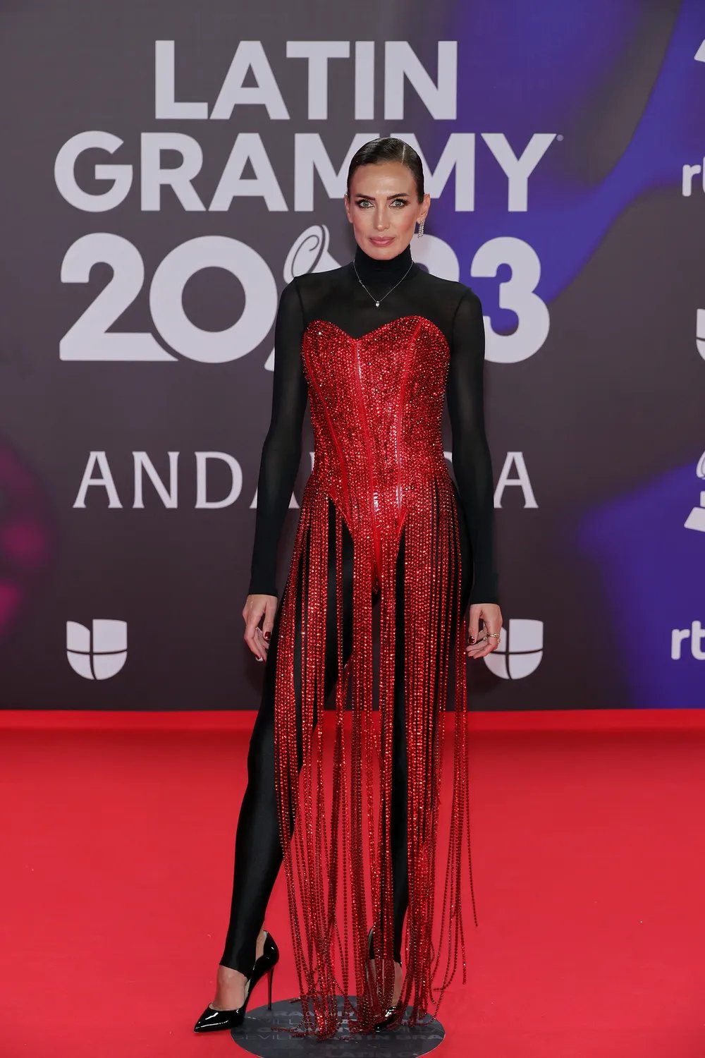 Nieves Álvarez - Jose Luis Diaz Magía - Grammy Latino 2023 - look - red carpet - https://stealthelook.com.br