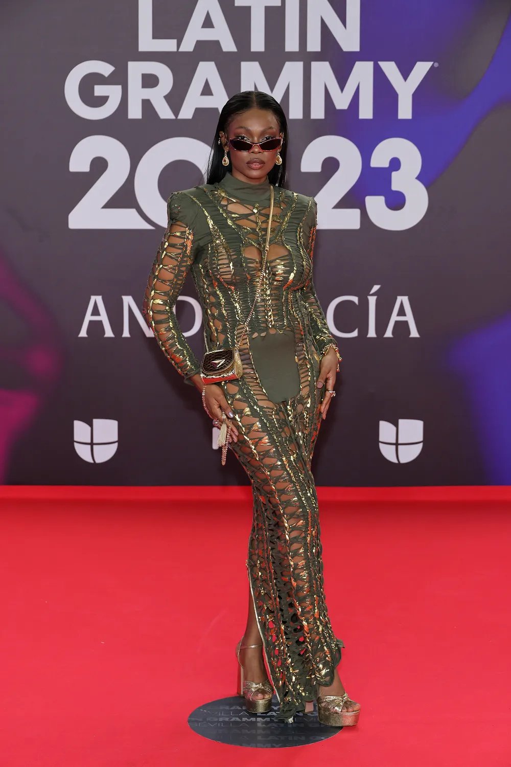 Xênia França - Balmain - Grammy Latino 2023 - look - red carpet - https://stealthelook.com.br