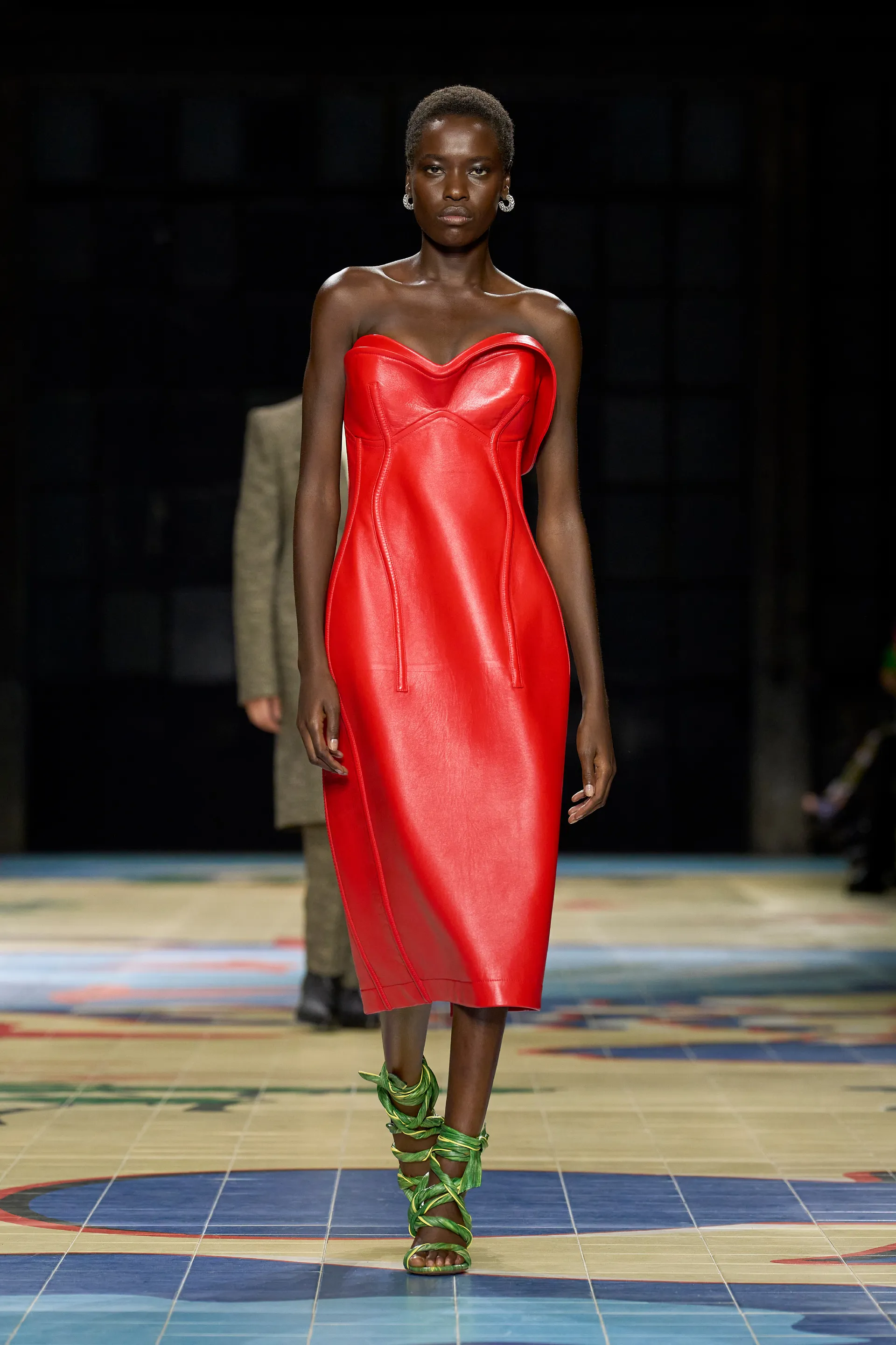 modelo - vestido sem alça vermelho - sem alça - primavera verão - desfile - https://stealthelook.com.br