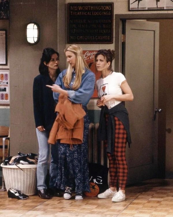 Monica, Phoebe e Rachel - mom jeans, saia longa e calça zadrez - anos 90 - outono - série Friends - https://stealthelook.com.br