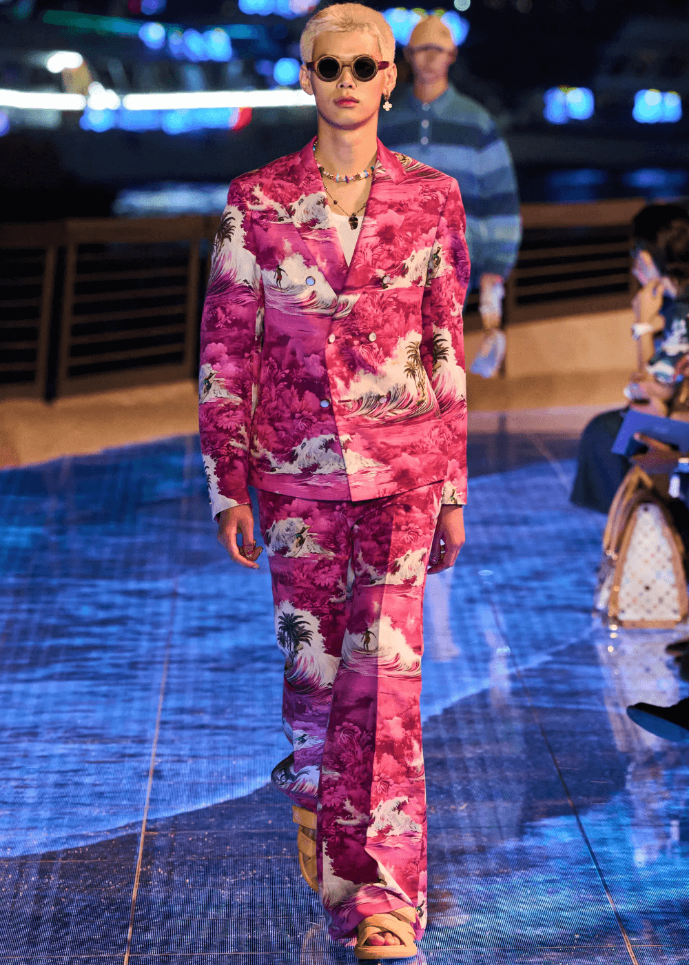 Coleção pre-fall 2024 Louis Vuitton - terninho rosa todo estampado com estética havaina - Pharrell Williams - outono - modelo chinês andando na passarela - https://stealthelook.com.br
