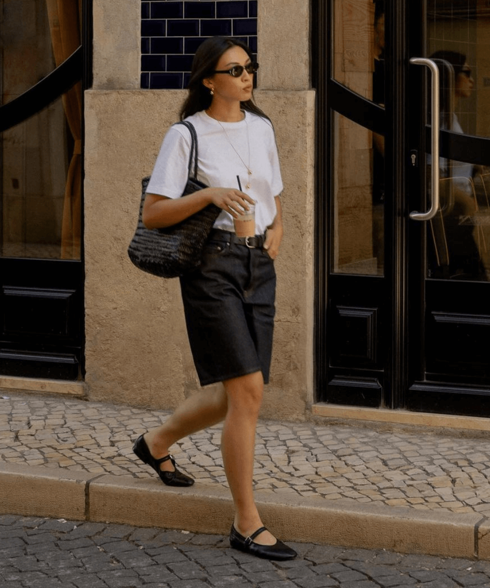 Michelle Lin - bermuda preta jeans, t-shirt branca básica e sapatilha bailarina preta - peças-chave estilosas - verão - mulher andando na rua usando óculos de sol - https://stealthelook.com.br