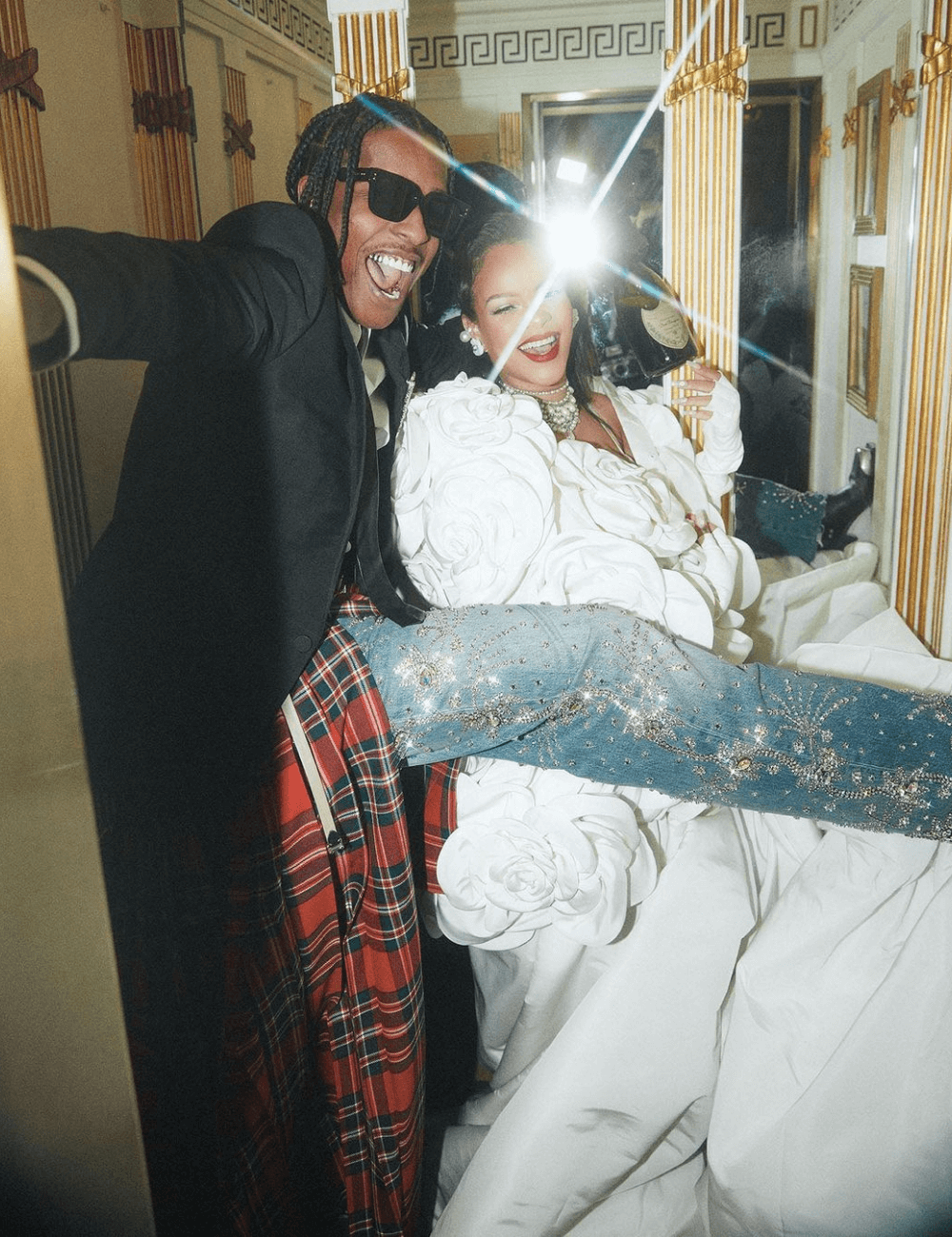 Rihanna e A$ap Rocky - roupa do Met Gala 2023 - Principais tendências 2023 - primavera - casal em pé sorrindo posando para a foto - https://stealthelook.com.br